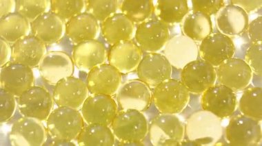 yumuşak sarı jelatinli kapsüller. Yakın plan. İlaç üretimi.. 