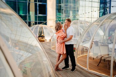 Çatıdaki mutlu çift. Erkek ve kadın çıkmak için orjinal yerlerinde aşık.