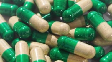 Dönüşümlü sarı-yeşil ilaç hapları ve kapsülleri. arkaplan