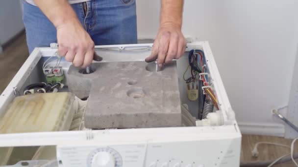 Reparation av hushållsapparater i hemmet med egna händer — Stockvideo