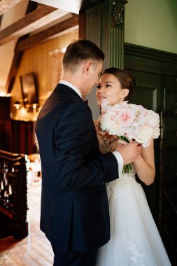 Gelin ve damat düğün töreninden önceki ilk buluşmada kapı aralığında.