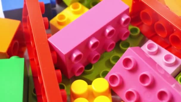 Разноцветные блоки детского дизайнера. подробности образовательной игры. — стоковое видео