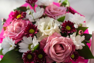 Güzel bir buket renkli kasımpatı ve güller. 