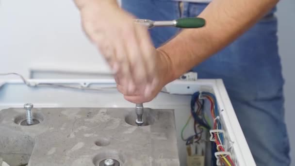 Reparatur von Haushaltsgeräten zu Hause mit eigenen Händen — Stockvideo