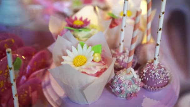 Masanın üzerinde çikolata var. Çocukların doğum günü kutlaması için farklı bir tatlı. — Stok video