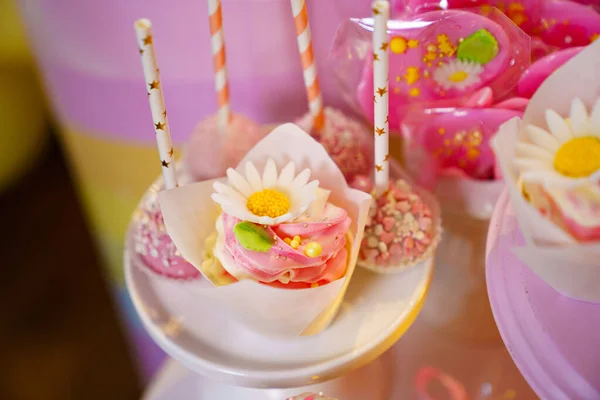 テーブルの上に砂糖の花のキャンディバー。デザートが違う — ストック写真