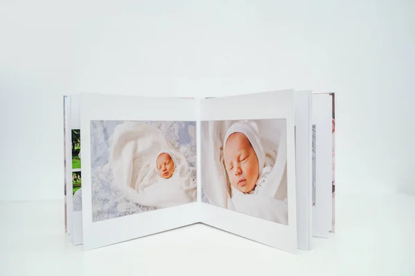 Fehér háttér fotografikus fotózás egy újszülött gyermekkel — Stock Fotó
