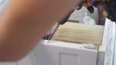 Evde ev aletlerinin tamiri kendi elleriyle yapılır.