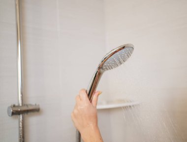 Bir kadının elinde bir duş kutusu. Tuvalet için tesisat.. 