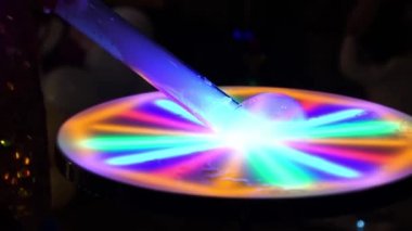 Çok renkli ışıklandırmalı sabun köpüklerinin gösterimi. Karanlıkta güzel bir performans.