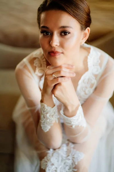 Retrato de cerca. hermosa joven con maquillaje natural. — Foto de Stock