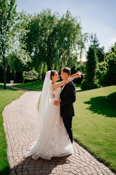 Omhelzen in het park. geliefden en gelukkige bruid en bruidegom. romantiek en tederheid — Stockfoto