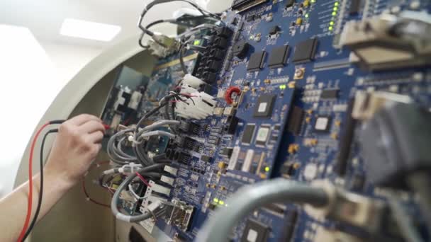 Инженер измеряет напряжение в электроприборе. медицинское оборудование — стоковое видео