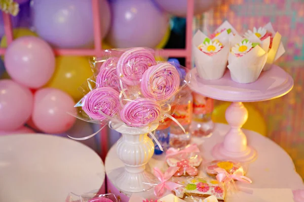 Цукерки-бар з цукровими квітами на столі. різні десерти — стокове фото