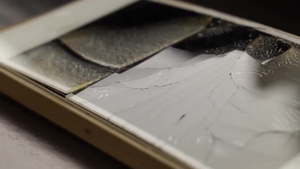 배터리붓기: 전화기의 뒤 표지 손상, 디스플레이 — 비디오