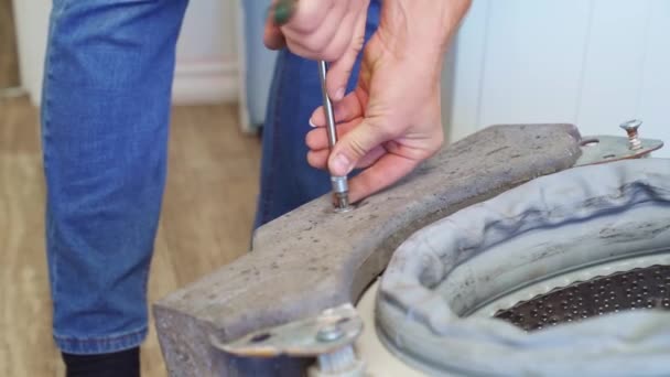 Reparatur von Haushaltsgeräten zu Hause mit eigenen Händen — Stockvideo