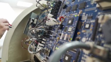 Mühendis, elektrikli aletlerdeki voltajı ölçüyor. tıbbi ekipman