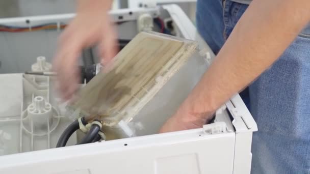 Reparação de eletrodomésticos em casa com as próprias mãos — Vídeo de Stock