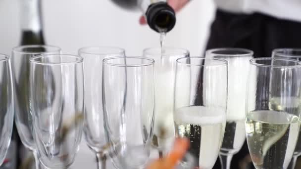Alkollü. Garson bardaklara şampanya doldurur. Şölen ve akşam yemeği partileri — Stok video