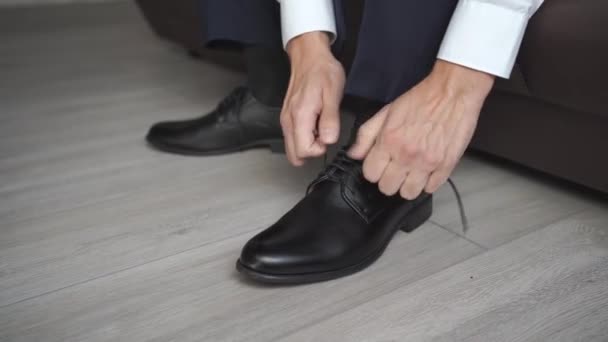 Ένας άντρας παπούτσια μαύρα παπούτσια με κορδόνια. Ανδρική μόδα. επιχειρηματικό στυλ. — Αρχείο Βίντεο