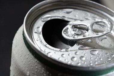 Alüminyum şişeyi aç. Yakın plan. çubuk.