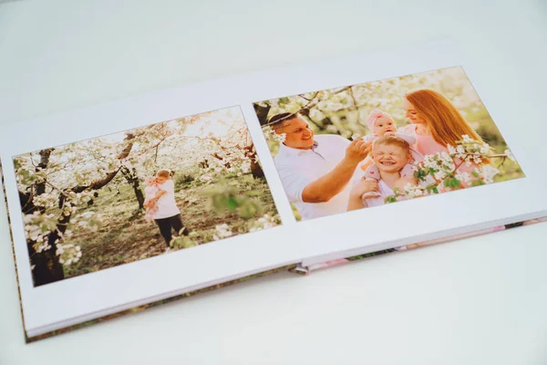 Bílé pozadí otevřené fotoknihy z rodiny focení na jaře zahrada — Stock fotografie