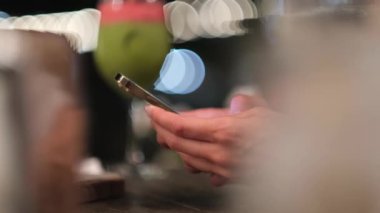 Kadın eli ve telefon var. Sosyal medya bağımlılığı.