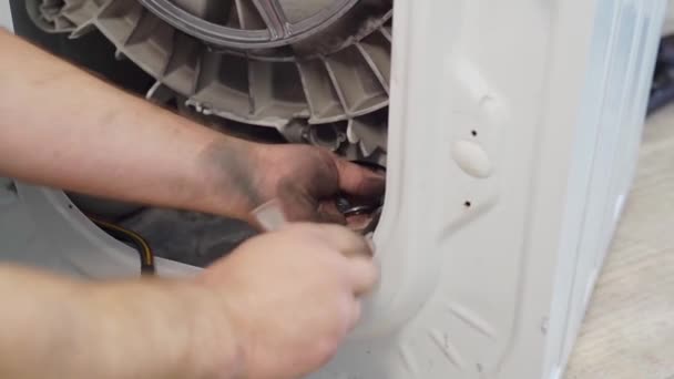 Reparação de eletrodomésticos em casa com as próprias mãos — Vídeo de Stock