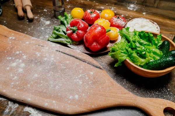 Vegetais farinhados na mesa da cozinha. superfície de trabalho suja enquanto cozinha — Fotografia de Stock