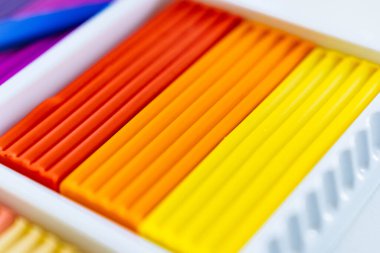 Kırmızı, turuncu, sarı plastik. Okul çocukları için kırtasiye mağazası.