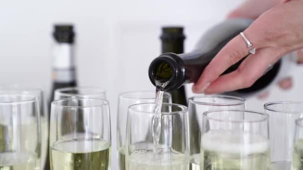 Alkoholos ital. A pincér pezsgőt önt a poharakba. bankett és vacsorapartik — Stock videók