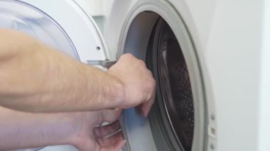 Evde ev aletlerinin tamiri kendi elleriyle yapılır.