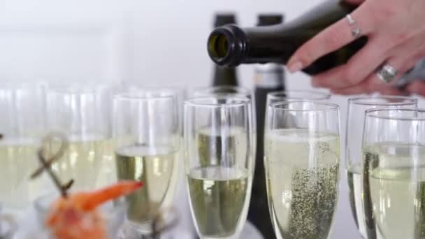 Alkoholkonsum. Kellner schenkt Champagner in Gläser ein Bankett und Abendessen — Stockvideo