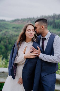 Damat, soğuk algınlığı olan geline ceketini giydirdi. İlişkilerde destek.