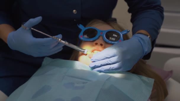 Lokalanästhesie ist die häufigste Methode der Anästhesie in der Kinderarztpraxis. — Stockvideo