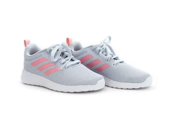 Vista lateral. zapatillas deportivas grises con rayas rosas sobre un fondo blanco. adidas —  Fotos de Stock