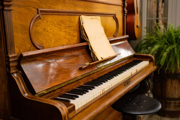 Old piano in the interior of the house. collection of musical instruments. — Stock Photo, Image