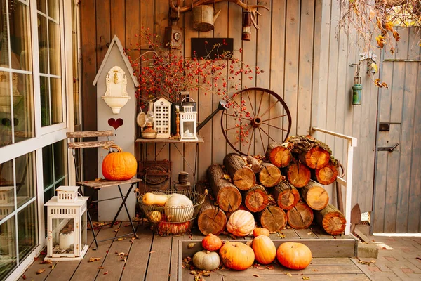 Herbst-Dekor der Veranda im Haus und Ort, um Brennholz für den Kamin zu lagern. — Stockfoto