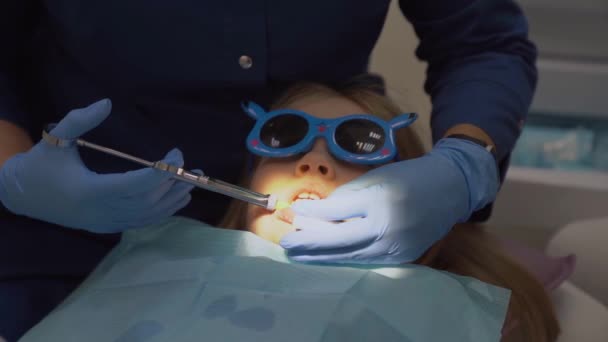 Місцева анестезія найпоширеніший метод анестезії в дитячій практиці . — стокове відео