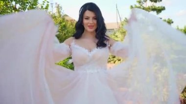 Beyaz elbiseli güzel esmer gelin parkta etek sallıyor.. 
