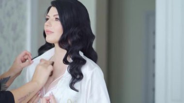 Güzel esmer gelin düğünden önce makyaj yapar.. 