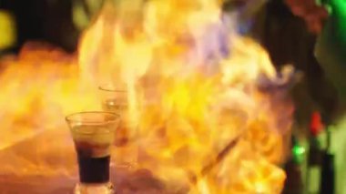 Barmen gösterisi. Alkollü içeceklerin hazırlandığı bir gösteri. Karanlıkta çekim.