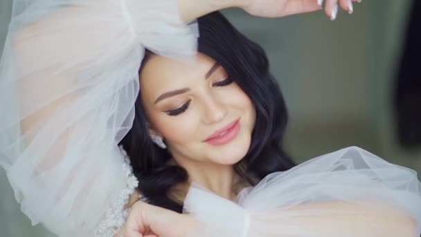Schöne Frau mit Make-up mit schönen transparenten Ärmeln auf dem Kleid. — Stockvideo