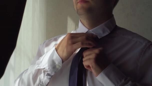男は窓のそばのネクタイを調節している。メンズファッション. — ストック動画
