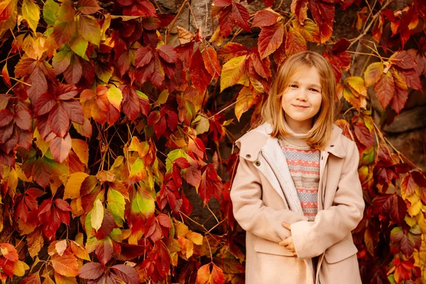 Mignonne petite fille par mur avec automne raisins sauvages. beauté de la nature d'automne. — Photo