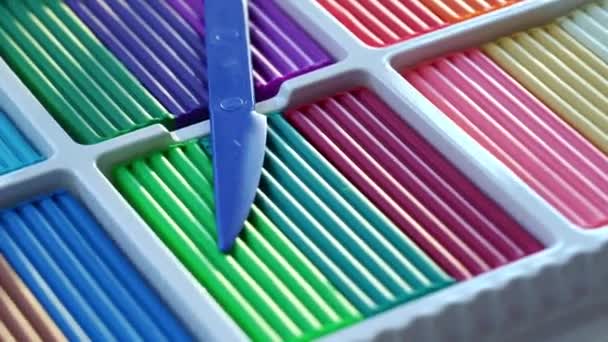 Caja grande con plastilina multicolor. tienda de papelería para escolares. — Vídeo de stock