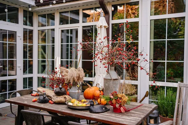 Τραπέζι στην πίσω αυλή του σπιτιού διακοσμημένα σε φθινοπωρινό στυλ. — Φωτογραφία Αρχείου