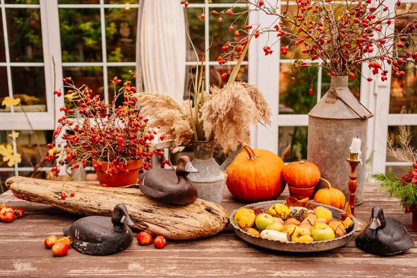 Dřevěný stůl na dvorku domu zdobené v podzimním stylu. — Stock fotografie