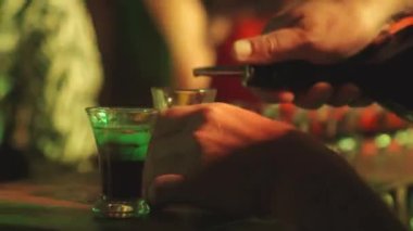 Barmen gösterisi. Alkollü içeceklerin hazırlandığı bir gösteri. Karanlıkta çekim.
