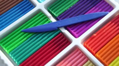 Çok renkli plastiklerle dolu büyük bir kutu. Okul çocukları için kırtasiye mağazası.